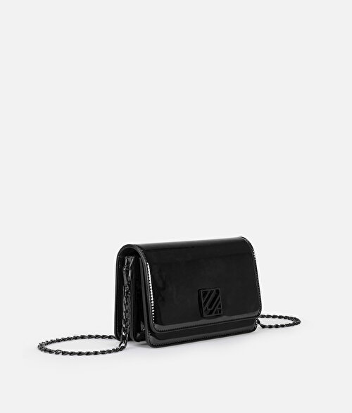 Monogram tokalı parlak yüzeyli çanta
