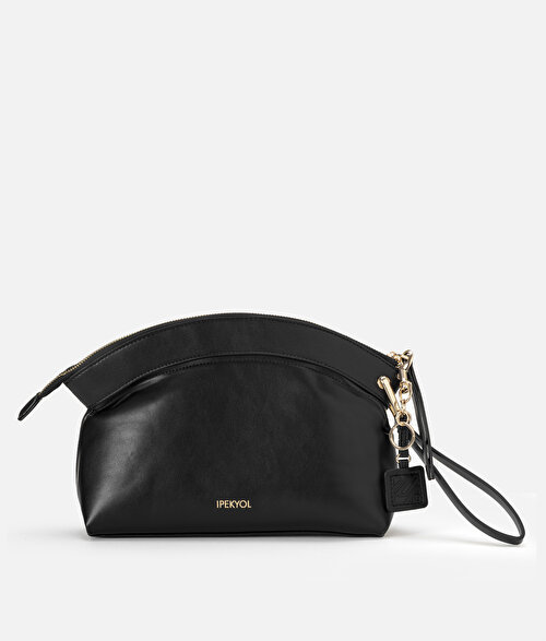 Deri görünümlü monogram tokalı clutch