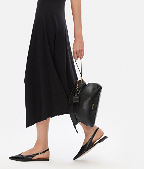 Deri görünümlü monogram tokalı clutch