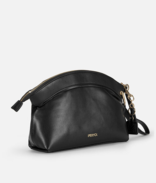 Deri görünümlü monogram tokalı clutch