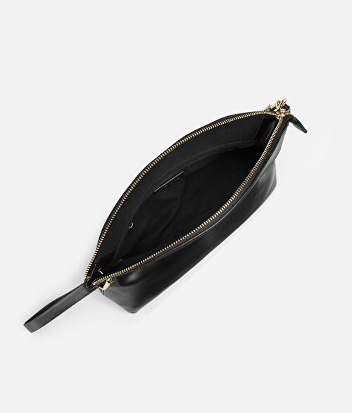 Deri görünümlü monogram tokalı clutch