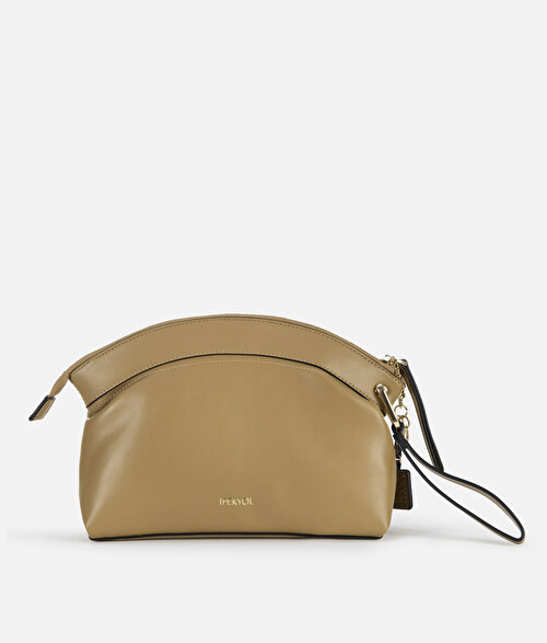 Deri görünümlü monogram tokalı clutch