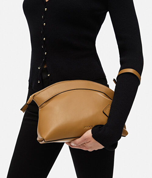 Deri görünümlü monogram tokalı clutch