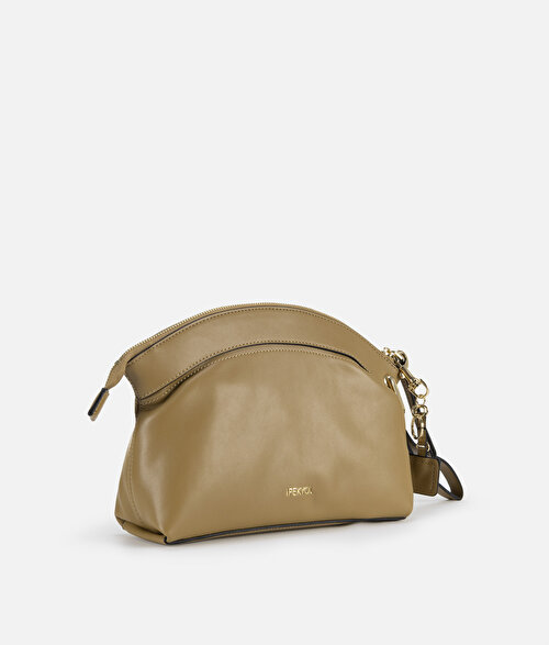 Deri görünümlü monogram tokalı clutch