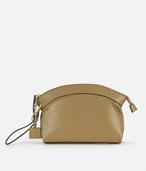 Deri görünümlü monogram tokalı clutch