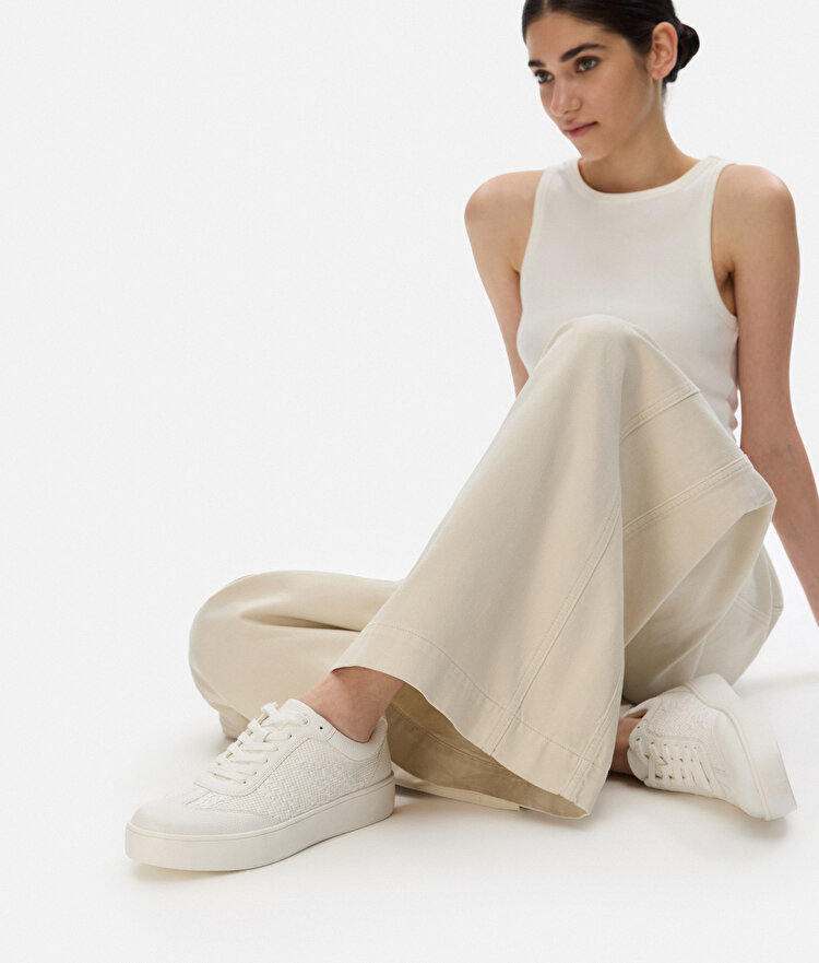 Kontrast dokulu sneaker