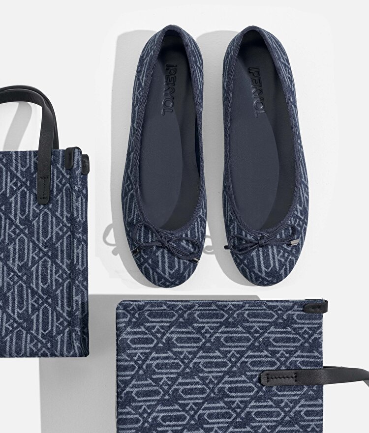 Monogram denim babet